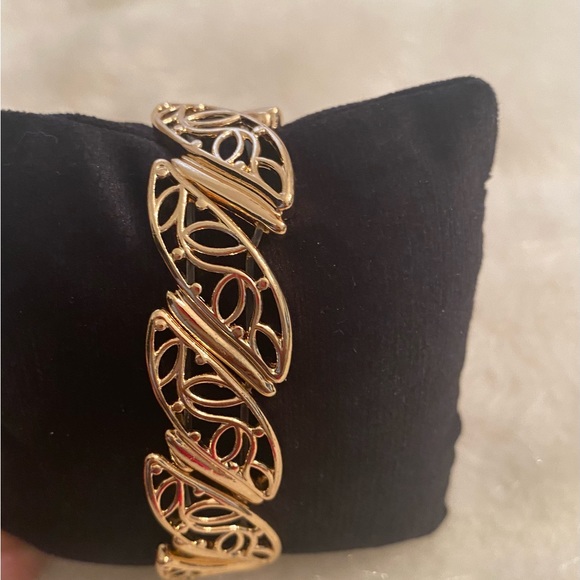 Bundle Set Gold Leaf Stretch Bracelet and 3 pairs of Earrings - Picture 5 of 6